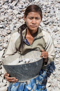 إحدى النساء العاملات في قطاع البناء بميانمار