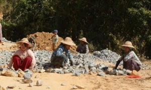 نساء يعملن في قطاع البناء بميانمار