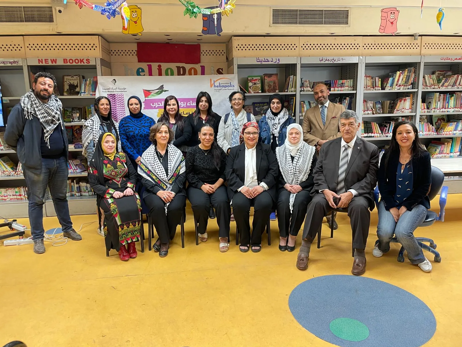 بدأت فعاليات حملة 16 يوم لمناهضة العنف ضد المرأة بلقاء "نساء يواجهن الحرب .. نساء فلسطين تحت القصف ومعاناة النزوح" والذي تم بالتعاون مع مكتبة مصر الجديدة. شاركتنا اللقاء كلًا من أ. آمال الأغا رئيسة الاتحاد العام للمرأة الفلسطينية، ود.هند الشلقاني، مديرة الدراسات والنشر والإعلام بمنظمة المرأة العربية، ومن فلسطين قدمت الناشطة والنسوية لونا عريقات مداخلة عبر فيديو مسجل، كما شاركت عدد من عضوات اتحاد المرأة الفلسطينية في اللقاء.